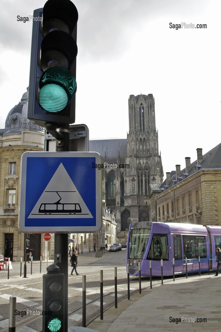 NOUVEAU TRAMWAY MIS EN SERVICE EN AVRIL 2011, COURS JEAN BAPTISTE LANGLET, REIMS, MARNE (51), CHAMPAGNE-ARDENNE, FRANCE 