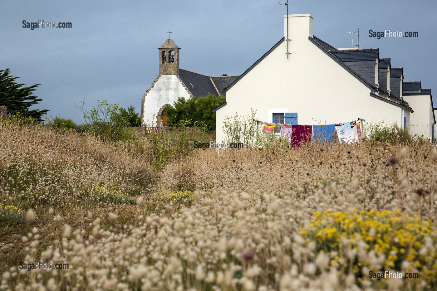 MAISONS ET EGLISE DE L'ILE D'HOUAT, GOLFE DU MORBIHAN (56), FRANCE 