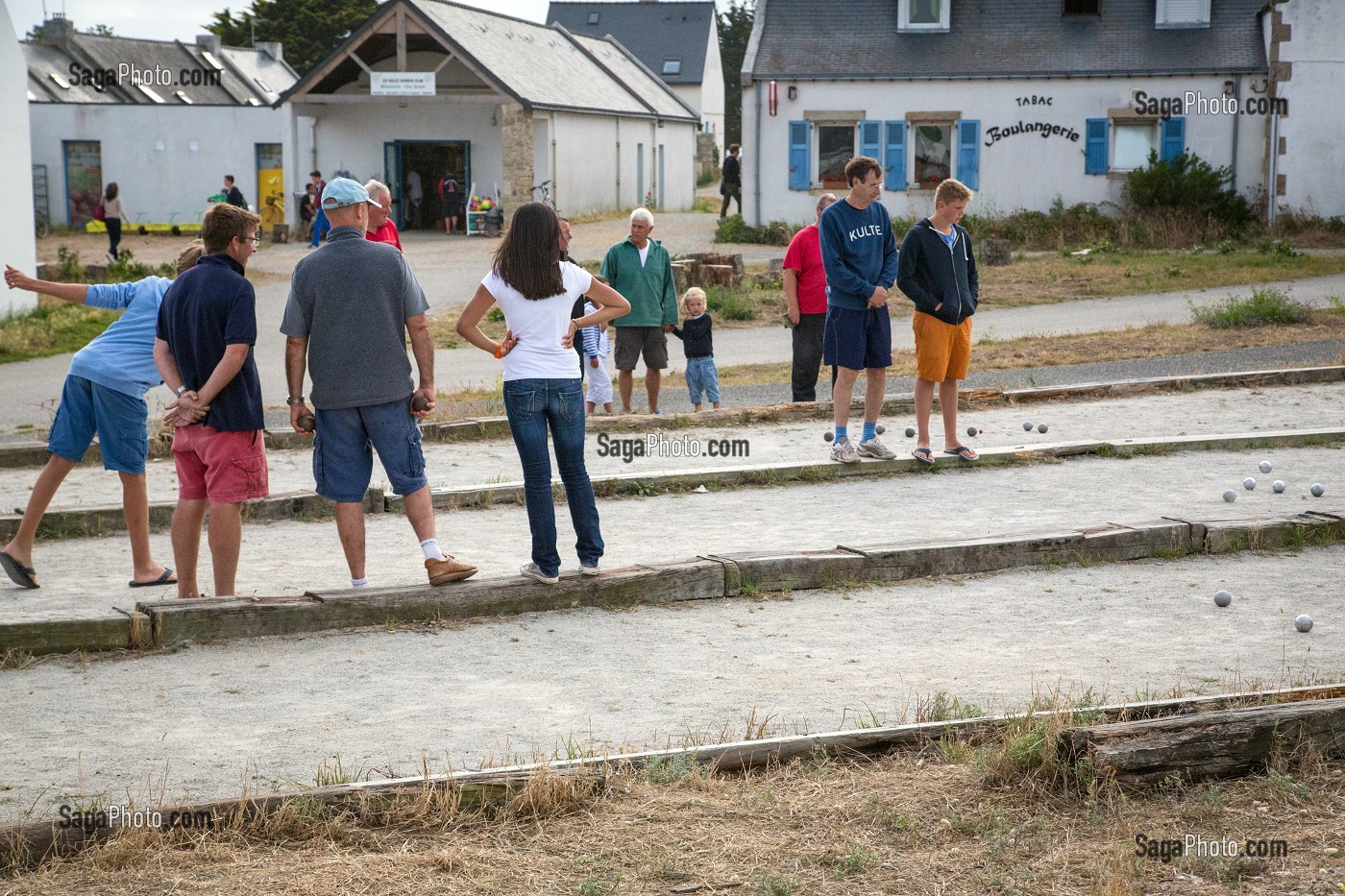 JOUEURS DE PETANQUE DEVANT LES COMMERCES DU VILLAGE (TABAC BOULANGERIE), ILE D'HOUAT, GOLFE DU MORBIHAN (56), FRANCE 