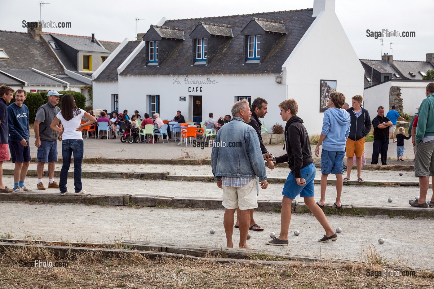 JOUEURS DE PETANQUE DEVANT LE CAFE LA TRINQUETTE, ILE D'HOUAT, GOLFE DU MORBIHAN (56), FRANCE 