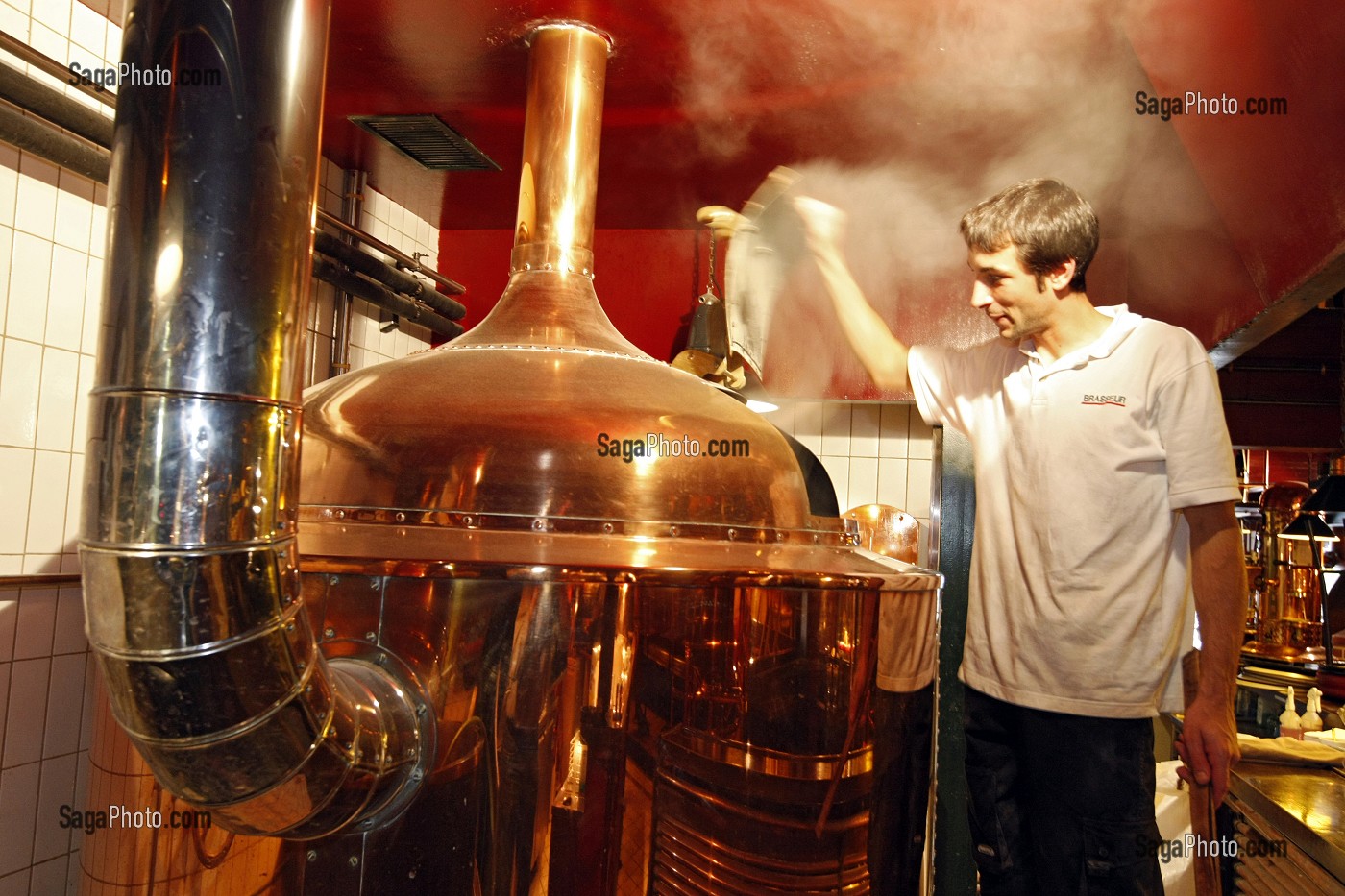 BRASSEUR DE BIERE ARTISANALE, BAR BRASSERIE 'AUX TROIS BRASSEURS', LILLE, NORD (59), FRANCE 