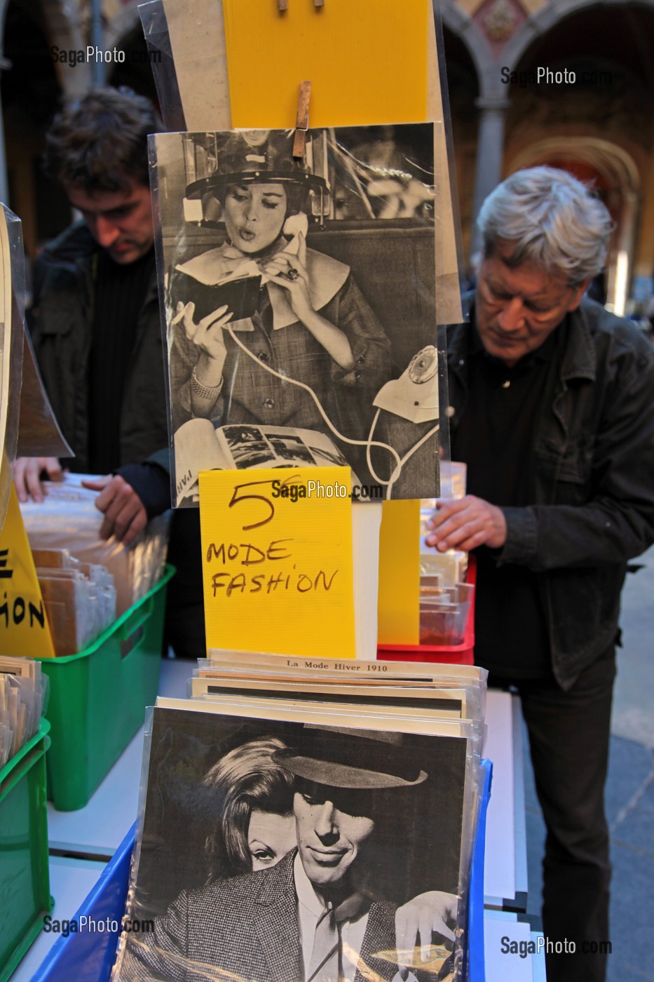 MARCHE AUX LIVRES, VIEILLE BOURSE, ARCHITECTURE BAROQUE FLAMANDE, GRANDE PLACE, LILLE, NORD (59), FRANCE 