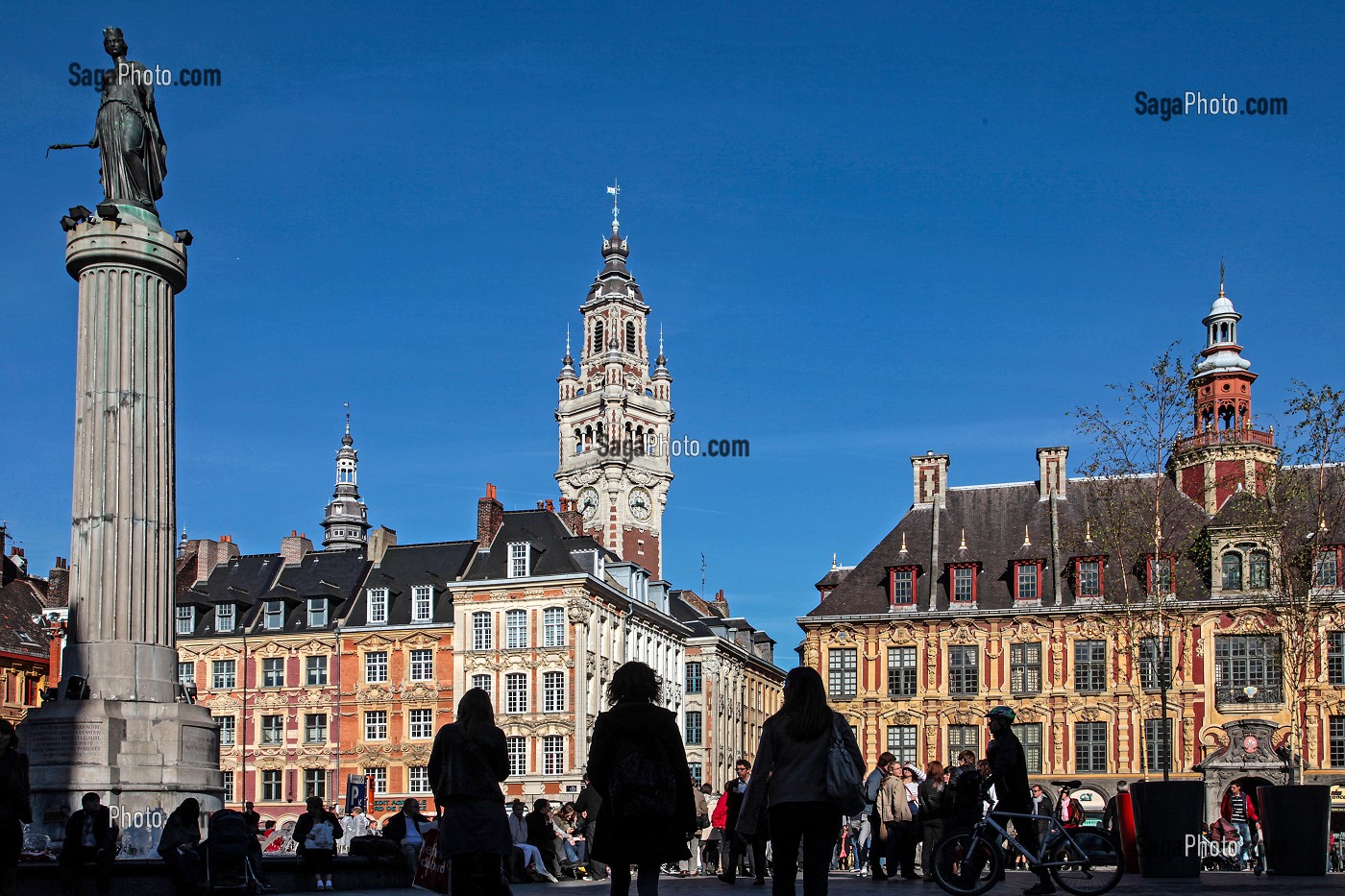PASSANTS, STATUE DE LA DEESSE, BEFFROI, CHAMBRE DU COMMERCE DE L'INDUSTRIE (CCI) ET VIEILLE BOURSE, LILLE, NORD (59), FRANCE 