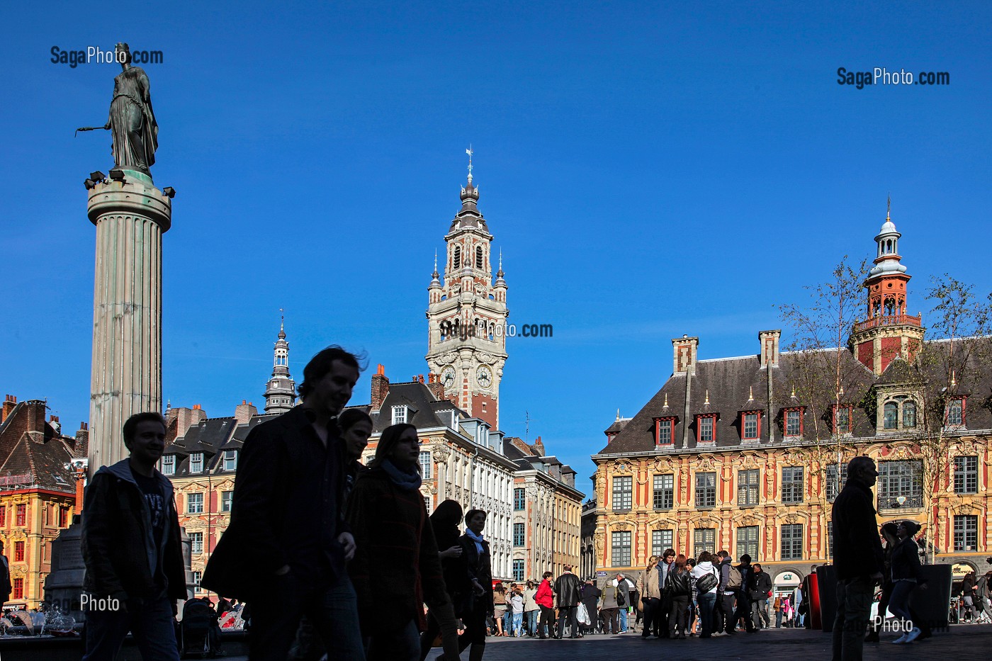 PASSANTS, STATUE DE LA DEESSE, BEFFROI, CHAMBRE DU COMMERCE DE L'INDUSTRIE (CCI) ET VIEILLE BOURSE, LILLE, NORD (59), FRANCE 