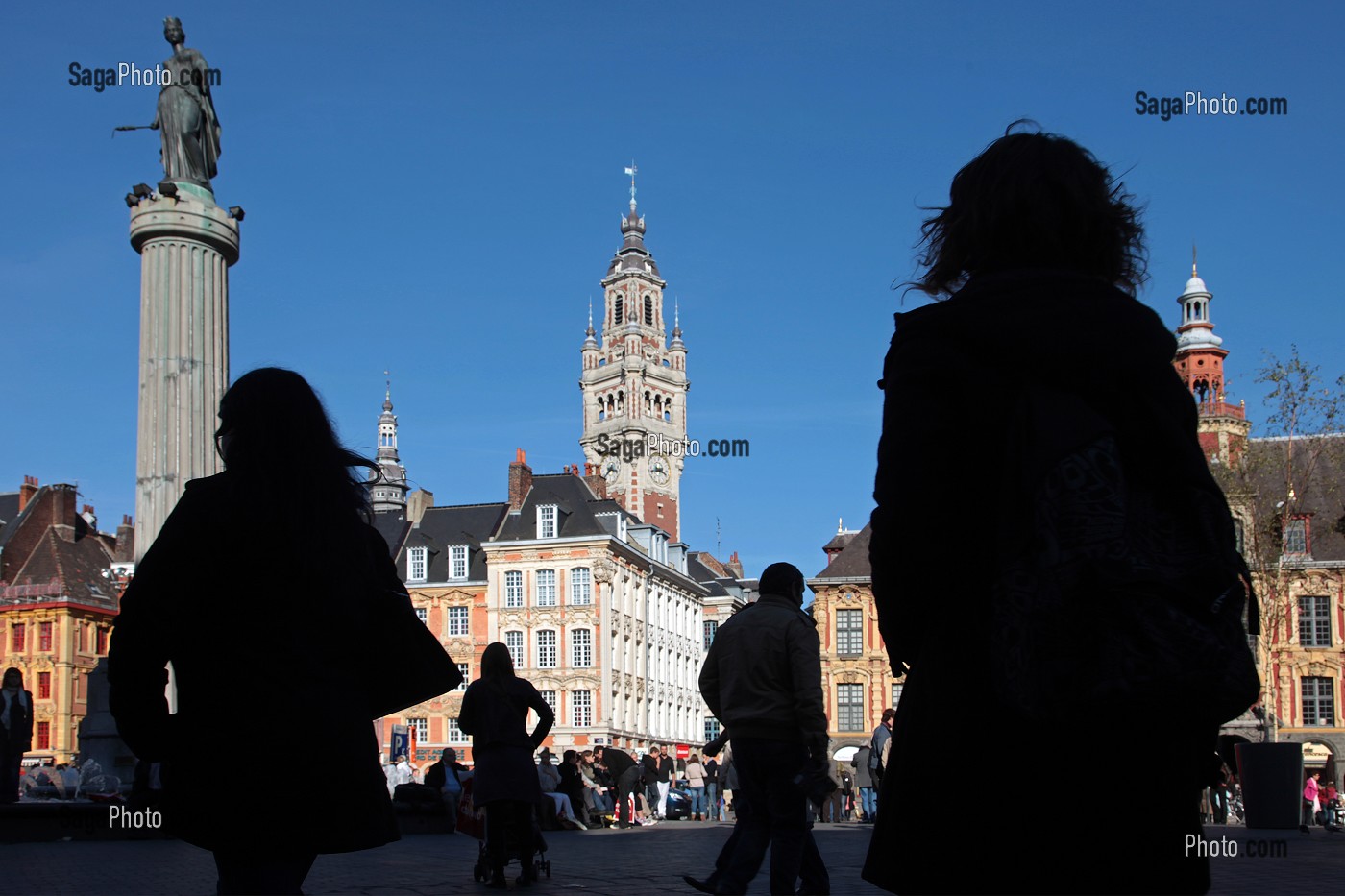 PASSANTS, STATUE DE LA DEESSE, BEFFROI, CHAMBRE DU COMMERCE DE L'INDUSTRIE (CCI) ET VIEILLE BOURSE, LILLE, NORD (59), FRANCE 