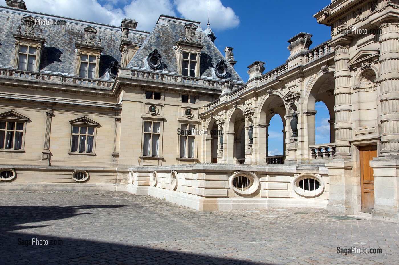 COUR D'HONNEUR DU CHATEAU DE CHANTILLY, MUSEE DE CONDE, OISE (60), FRANCE 