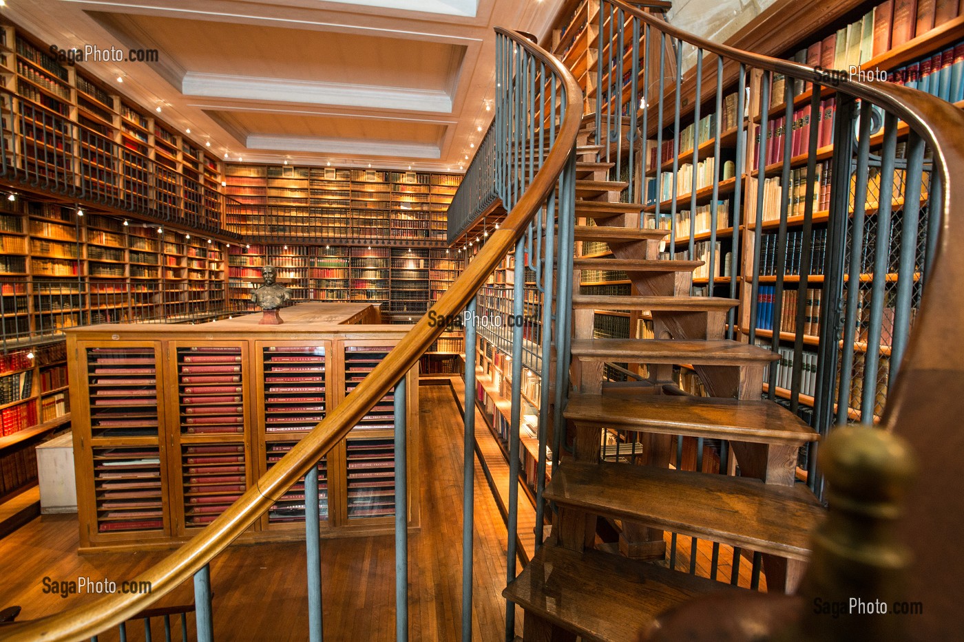 GRANDE BIBLIOTHEQUE DU THEATRE, BIBLIOTHEQUE DU DUC D’AUMALE (1822-1897) CONSTRUITE EN 1880 SUR L' EMPLACEMENT D' UN ANCIEN THEATRE PRIVE, CHATEAU DE CHANTILLY, OISE (60), FRANCE 