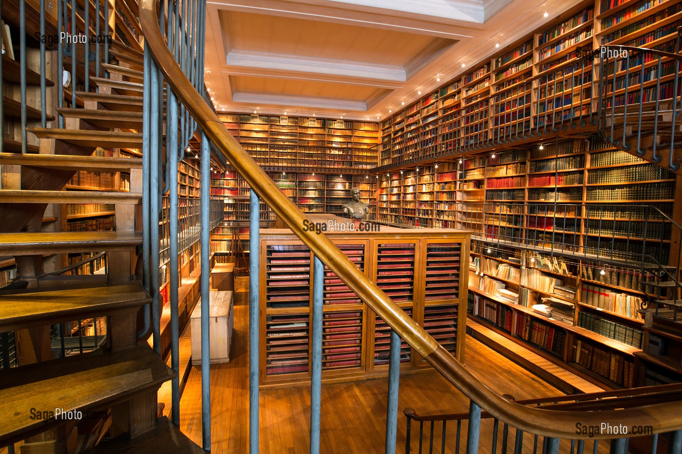 GRANDE BIBLIOTHEQUE DU THEATRE, BIBLIOTHEQUE DU DUC D’AUMALE (1822-1897) CONSTRUITE EN 1880 SUR L' EMPLACEMENT D' UN ANCIEN THEATRE PRIVE, CHATEAU DE CHANTILLY, OISE (60), FRANCE 