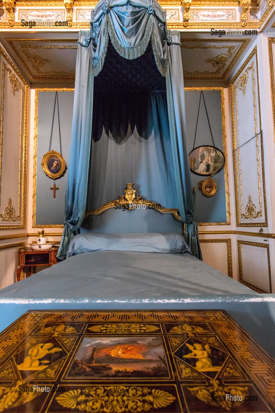 CHAMBRE DE LA DUCHESSE D'AUMALE (1822-1869), PETITS APPARTEMENTS AMENAGES EN 1845 ET 1846 PAR LE PEINTRE ET DECORATEUR EUGENE LAMI, CHATEAU DE CHANTILLY, OISE (60), FRANCE 
