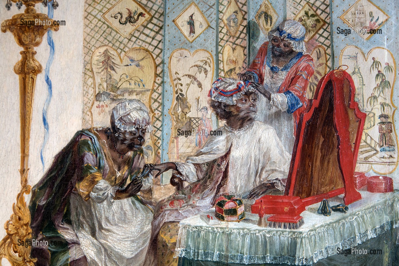 SCENE DE TOILETTE, PANNEAU EVOQUANT LES OCCUPATIONS FAMILIERES DES DAMES DE CHANTILLY REPRESENTEES EN SINGES ARISTOCRATIQUES, PETITS APPARTEMENTS DU CHATEAU DE CHANTILLY, OISE (60), FRANCE 