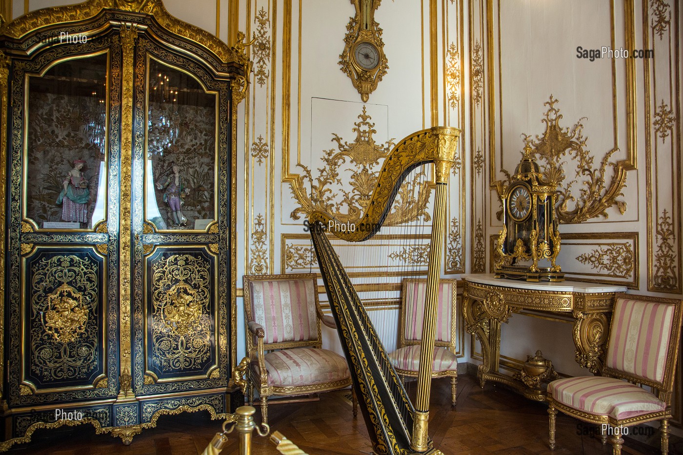 SALON DE MUSIQUE AUX BOISERIES ORNEES EN BLANC ET OR CARACTERISTIQUES DU DEBUT DU 18 EME SIECLE, RENFERMANT LE MOBILIER COMMANDE PAR LOUIS XVI POUR LE SALON DES JEUX DE SAINT-CLOUD, GRANDS APPARTEMENTS DU CHATEAU DE CHANTILLY, OISE (60), FRANCE 