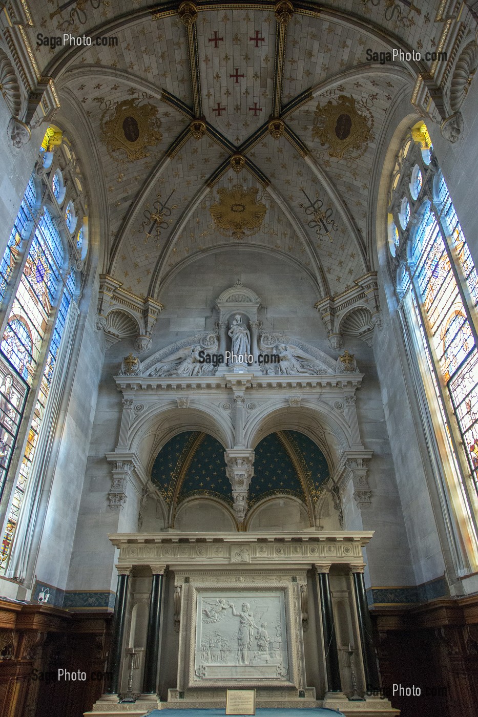 AUTEL EDIFIE PAR LE SCULPTEUR JEAN GOUJON ET VITRAUX DU 16 EME SIECLE, VESTIGES DE LA CHAPELLE DU CHATEAU D'ECOUEN, CHATEAU DE CHANTILLY, OISE (60), FRANCE 