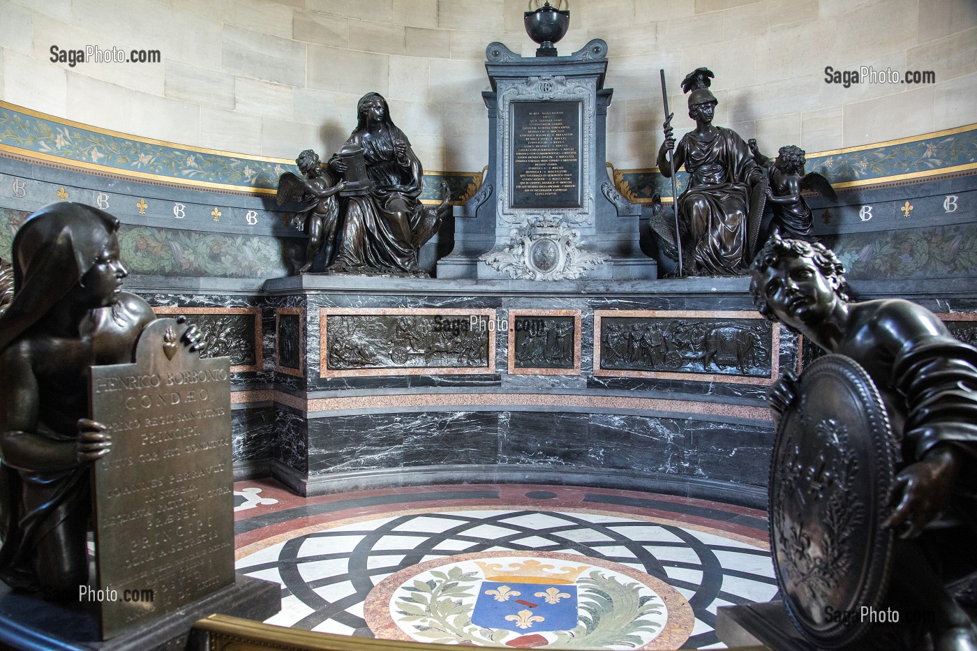 CHAPELLE DES COEURS DES CONDE, MONUMENT DE BRONZE SCULPTE EN 1648 PAR JACQUES SARAZIN COMMANDE PAR LE GRAND CONDE A LA MORT DE SON PERE, ABRITANT LES COEURS DES PRINCES DE LA MAISON DE CONDE,, CHATEAU DE CHANTILLY, OISE (60), FRANCE 