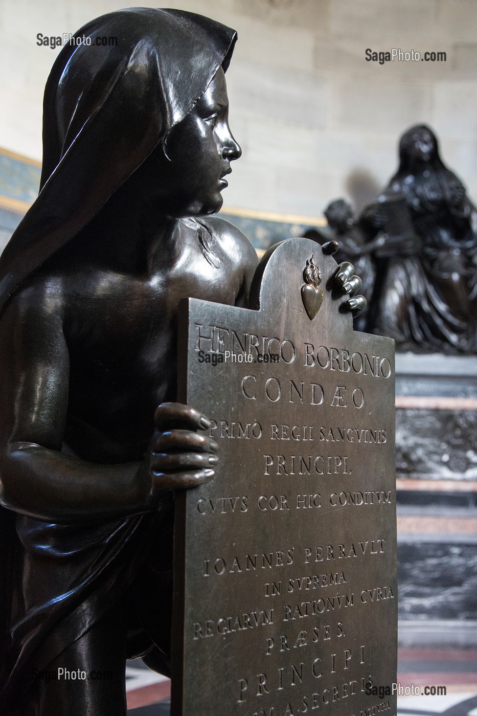 DETAIL DE LA CHAPELLE DES COEURS DES CONDE, MONUMENT DE BRONZE SCULPTE EN 1648 PAR JACQUES SARAZIN, ABRITANT LES COEURS DES PRINCES DE LA MAISON DE CONDE, CHATEAU DE CHANTILLY, OISE (60), FRANCE 