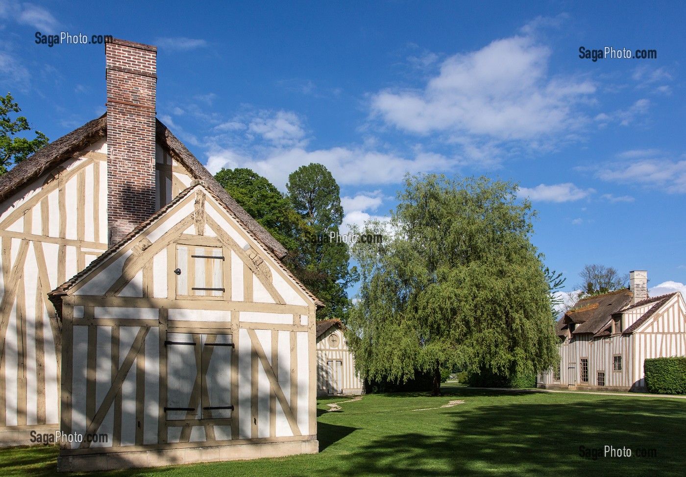 JARDIN ANGLO-CHINOIS, AMENAGE AUTOUR DU HAMEAU CONSTRUIT EN 1774 POUR LE PRINCE DE CONDE, DOMAINE DU CHATEAU DE CHANTILLY, OISE (60), FRANCE 