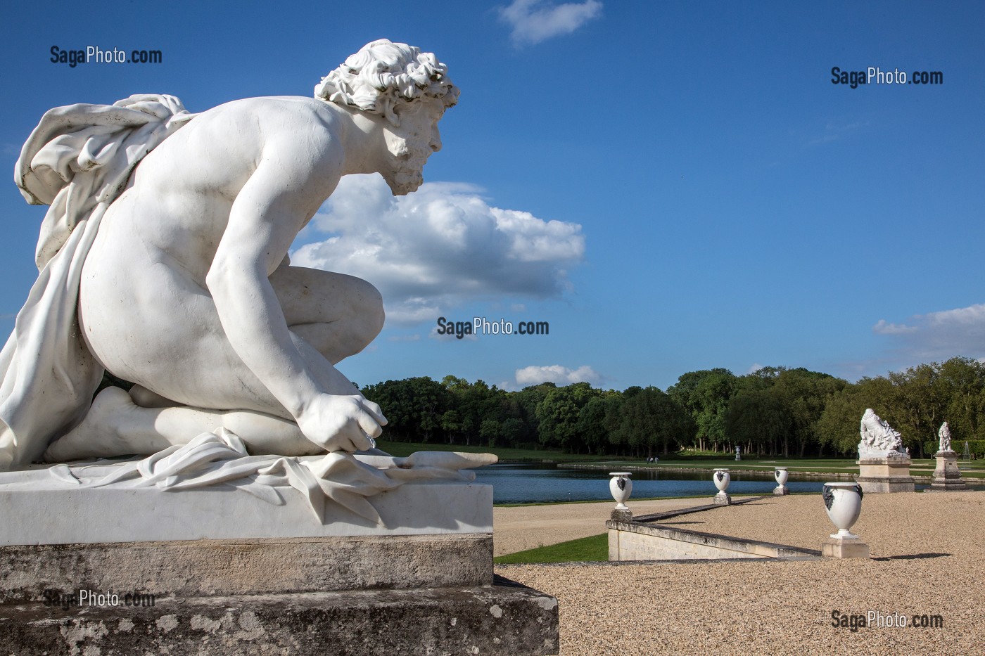 SCULPTURE DE PLUTON DEVANT LES PARTERRES DU JARDIN A LA FRANCAISE DESSINE PAR ANDRE LE NOTRE (1613-1700) AU 17 EME SIECLE, DOMAINE DU CHATEAU DE CHANTILLY, OISE (60), FRANCE 