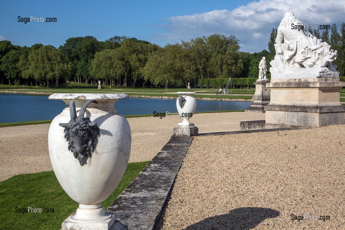 SCULPTURES ENTRE LES PARTERRES ET LES BASSINS DU JARDIN A LA FRANCAISE DESSINE PAR ANDRE LE NOTRE (1613-1700) AU 17 EME SIECLE, DOMAINE DU CHATEAU DE CHANTILLY, OISE (60), FRANCE 