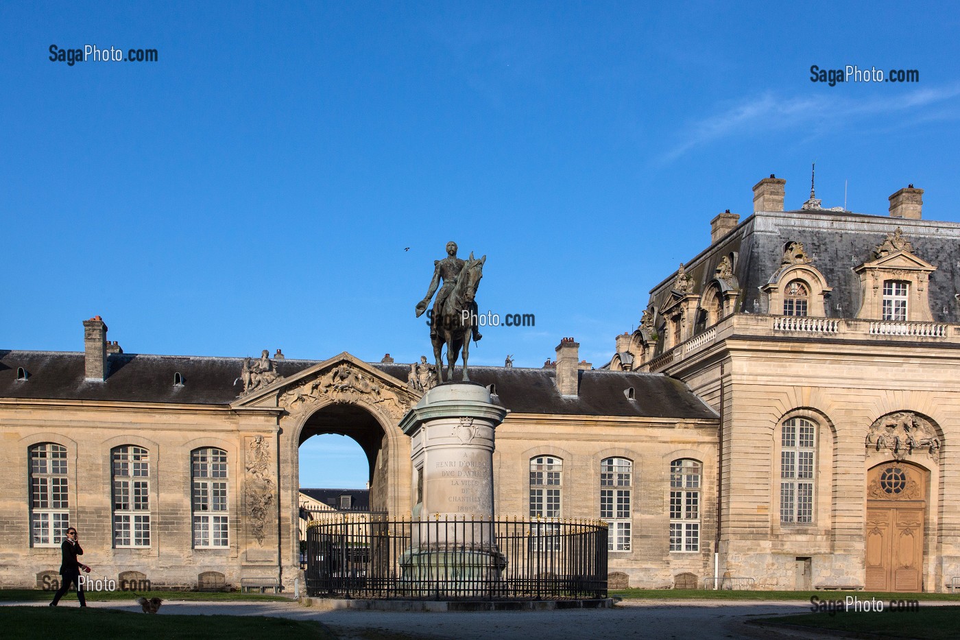 STATUE EQUESTRE D'HENRI D'ORLEANS, DUC D'AUMALE (1822-1897), DEVANT LES GRANDES ECURIES REHABILITEES EN MUSEE DU CHEVAL, DOMAINE DU CHATEAU DE CHANTILLY, OISE (60), FRANCE 