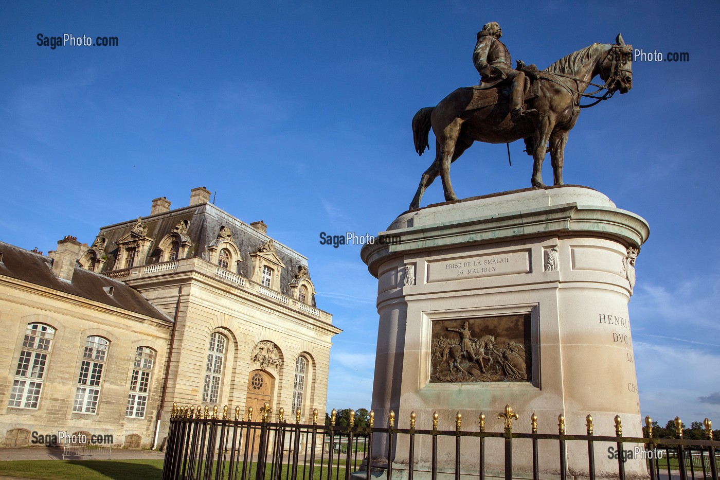 STATUE EQUESTRE D'HENRI D' ORLEANS, DUC D'AUMALE (1822-1897), DEVANT LES GRANDES ECURIES REHABILITEES EN MUSEE DU CHEVAL, DOMAINE DU CHATEAU DE CHANTILLY, OISE (60), FRANCE 