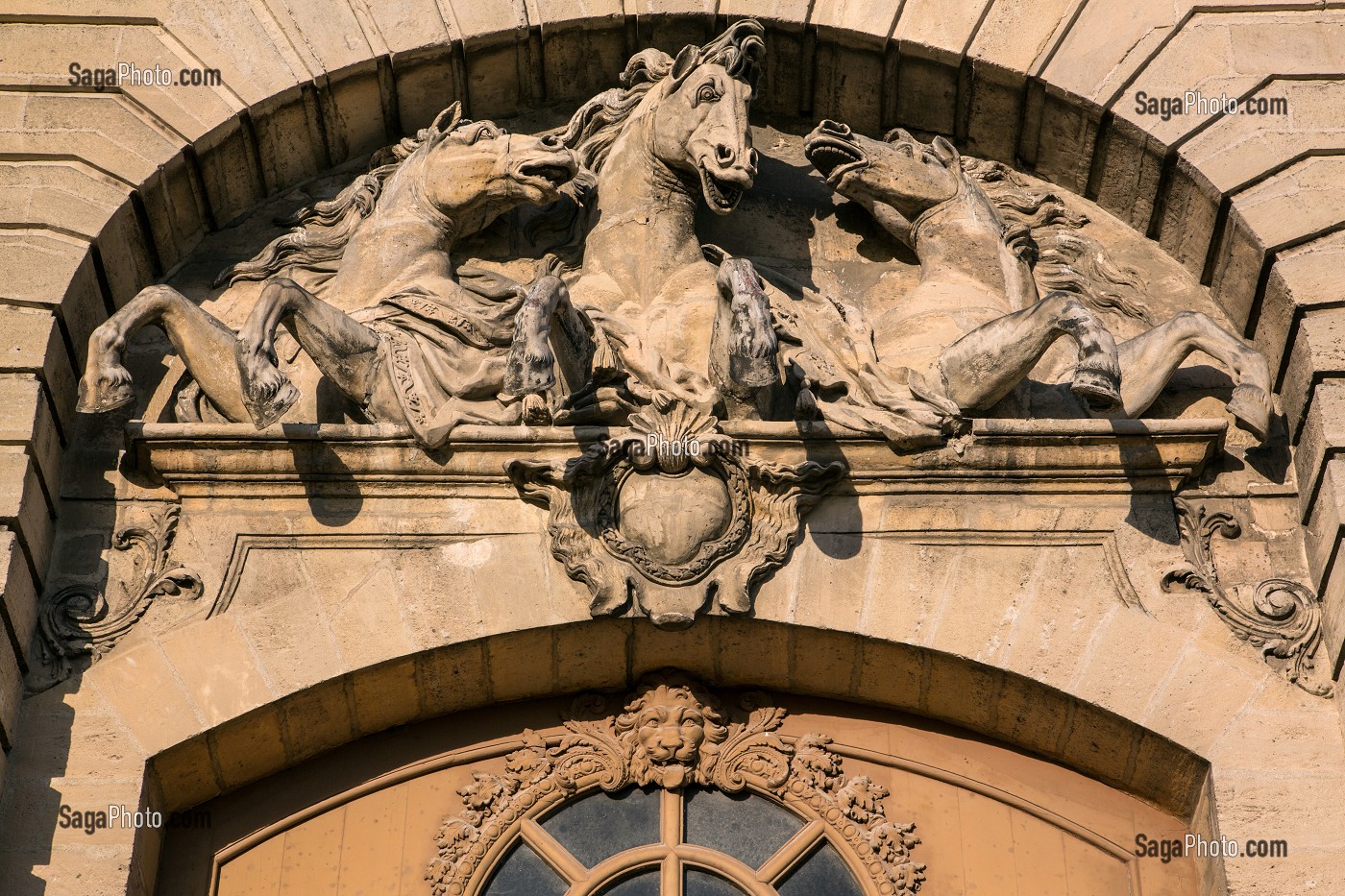 SCULPTURE DE CHEVAUX, HAUT-RELIEF SUR LE TYMPAN D'UNE PORTE DES GRANDES ECURIES REHABILITEES EN MUSEE DU CHEVAL, DOMAINE DU CHATEAU DE CHANTILLY, OISE (60), FRANCE 