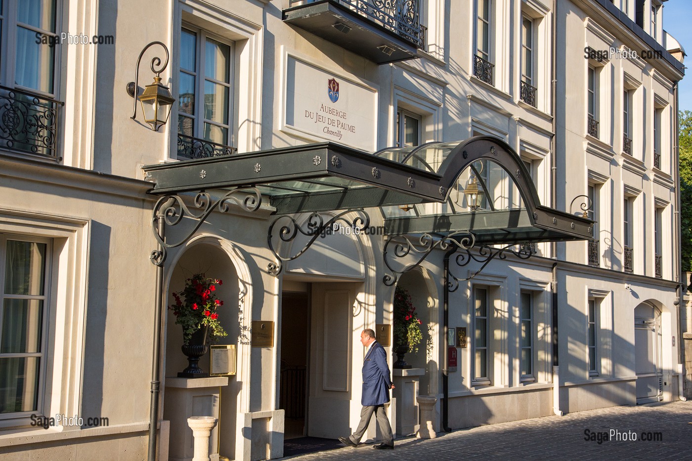AUBERGE DU JEU DE PAUME, HOTEL DE LUXE ET RESTAURANT GASTRONOMIQUE SITUE FACE AUX GRANDES ECURIES, AVEC VUE SUR LES JARDINS DU PARC DU CHATEAU, PROPRIETE DU PRINCE KARIM AGA KHAN, DOMAINE DU CHATEAU DE CHANTILLY, OISE (60), FRANCE 