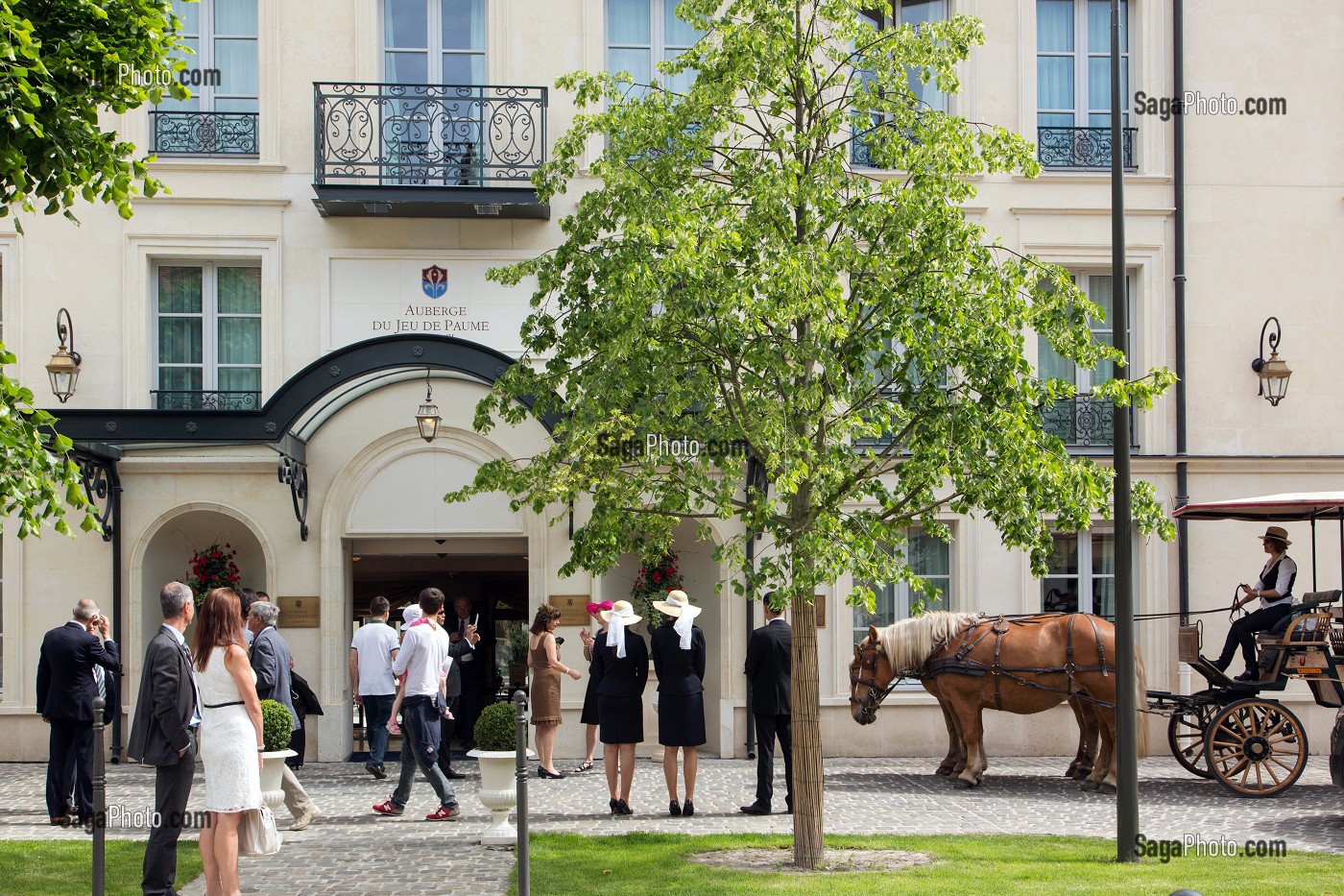 AUBERGE DU JEU DE PAUME, HOTEL DE LUXE ET RESTAURANT GASTRONOMIQUE SITUE FACE AUX GRANDES ECURIES, AVEC VUE SUR LES JARDINS DU PARC DU CHATEAU, PROPRIETE DU PRINCE KARIM AGA KHAN, DOMAINE DU CHATEAU DE CHANTILLY, OISE (60), FRANCE 