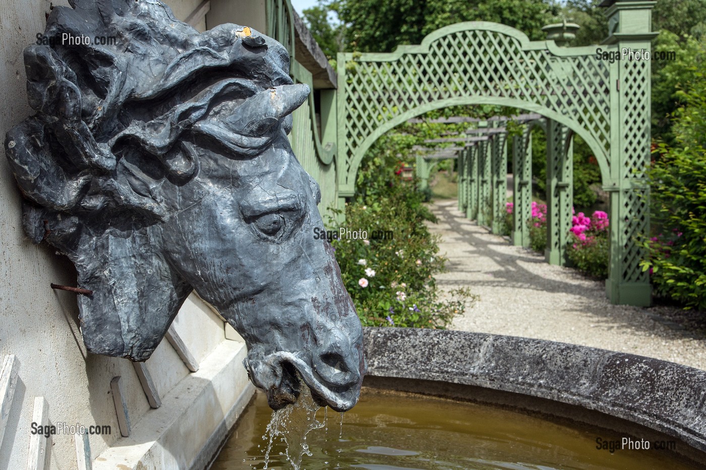 SCULPTURE DE TETE DE CHEVAL, FONTAINE DU CLOITRE, TREILLE DU POTAGER DES PRINCES, UN DES DERNIERS VESTIGES DE LA PARTIE OUEST DU PARC DES PRINCES DE CONDE, CHANTILLY, OISE (60), FRANCE 