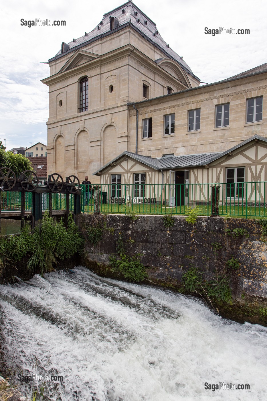 RIVIERE NONETTE ET LES VANNES DEVANT LE PAVILLON DE MANSE OU MOULIN DES PRINCES, DOMAINE DU CHATEAU DE CHANTILLY, OISE (60), FRANCE 