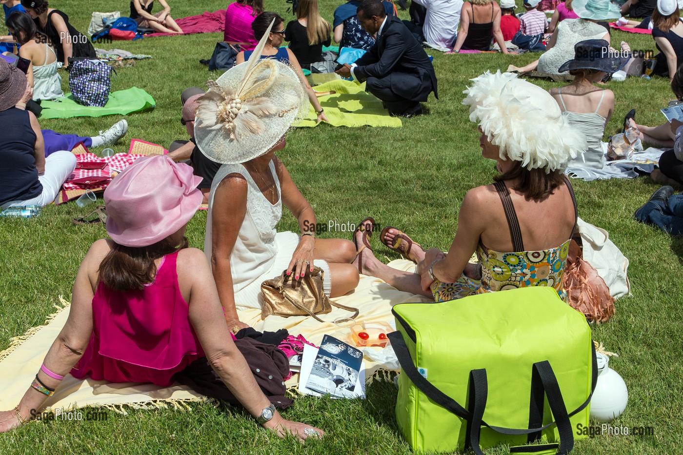 FEMMES ELEGANTES ET COIFFEES DE CHAPEAUX, ASSISTANT AU PIQUE-NIQUE CHIC DES JARDINS DE DIANE, PRIX DE DIANE LONGINES 2013, HIPPODROME DE CHANTILLY, OISE (60), FRANCE 
