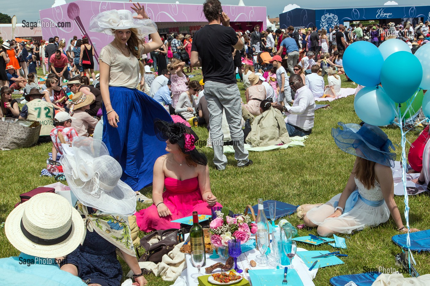 FEMMES ELEGANTES ET COIFFEES DE CHAPEAUX, ASSISTANT AU PIQUE-NIQUE CHIC DES JARDINS DE DIANE, PRIX DE DIANE LONGINES 2013, HIPPODROME DE CHANTILLY, OISE (60), FRANCE 
