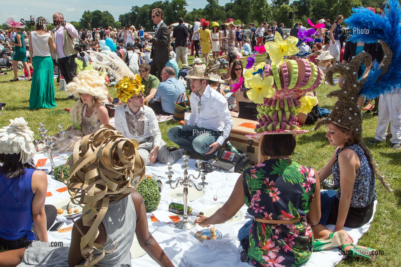 FEMMES ELEGANTES ET COIFFEES DE CHAPEAUX, ASSISTANT AU PIQUE-NIQUE CHIC DES JARDINS DE DIANE, PRIX DE DIANE LONGINES 2013, HIPPODROME DE CHANTILLY, OISE (60), FRANCE 