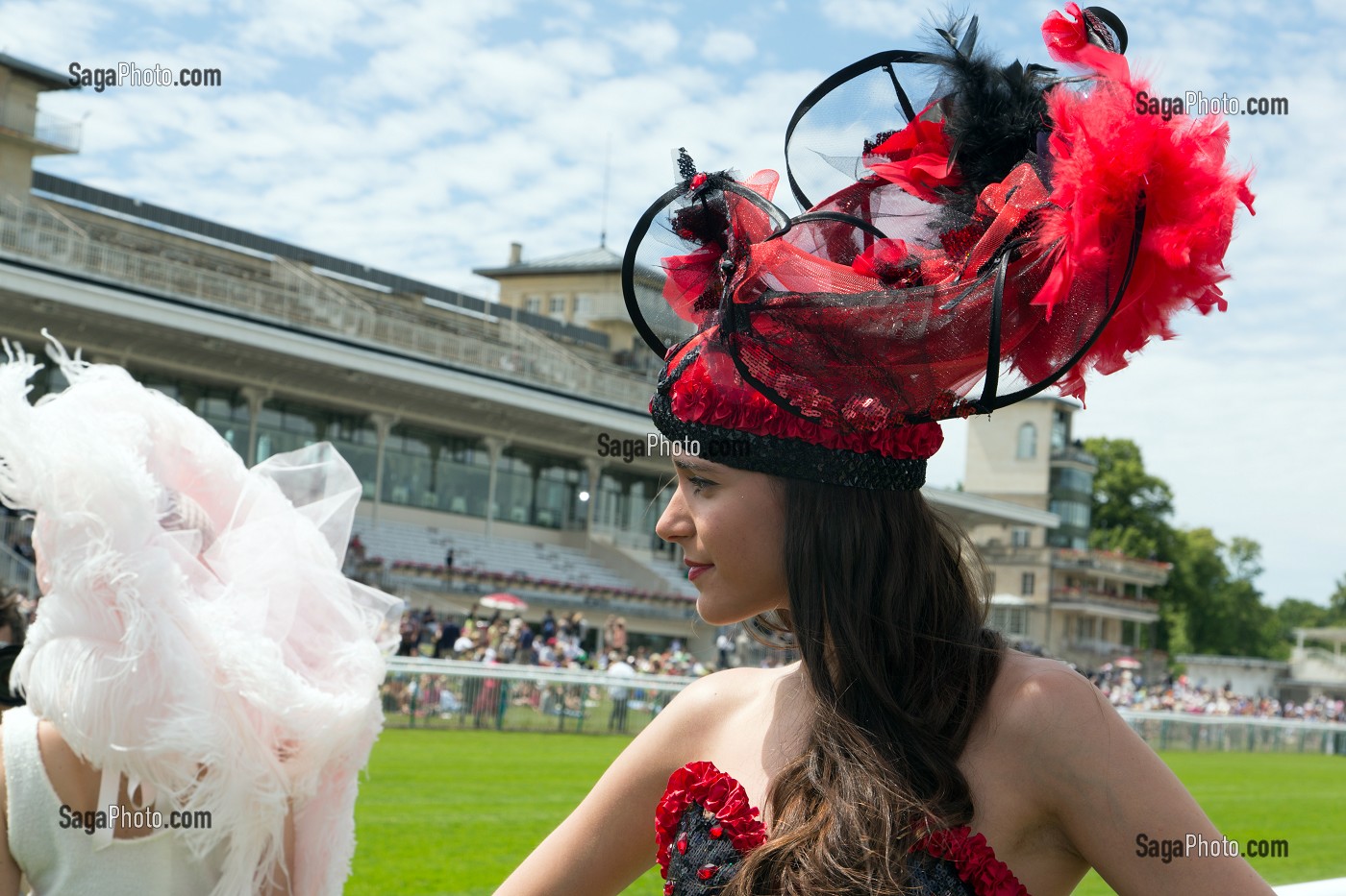 FEMMES CHICS ET ELEGANTES, COIFFEES DE CHAPEAUX, A L'OCCASION DU PRIX DE DIANE LONGINES 2013, HIPPODROME DE CHANTILLY, OISE (60), FRANCE 