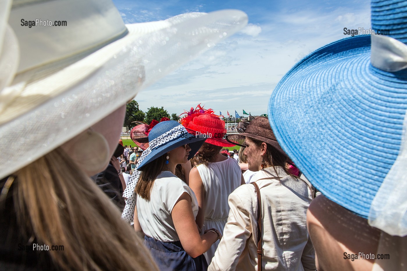 FEMMES CHICS ET ELEGANTES, COIFFEES DE CHAPEAUX, A L'OCCASION DU PRIX DE DIANE LONGINES 2013, HIPPODROME DE CHANTILLY, OISE (60), FRANCE 