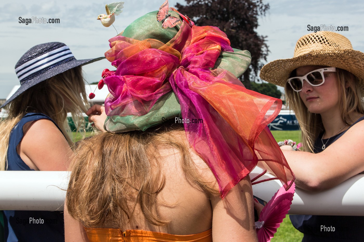 FEMMES CHICS ET ELEGANTES, COIFFEES DE CHAPEAUX, A L'OCCASION DU PRIX DE DIANE LONGINES 2013, HIPPODROME DE CHANTILLY, OISE (60), FRANCE 
