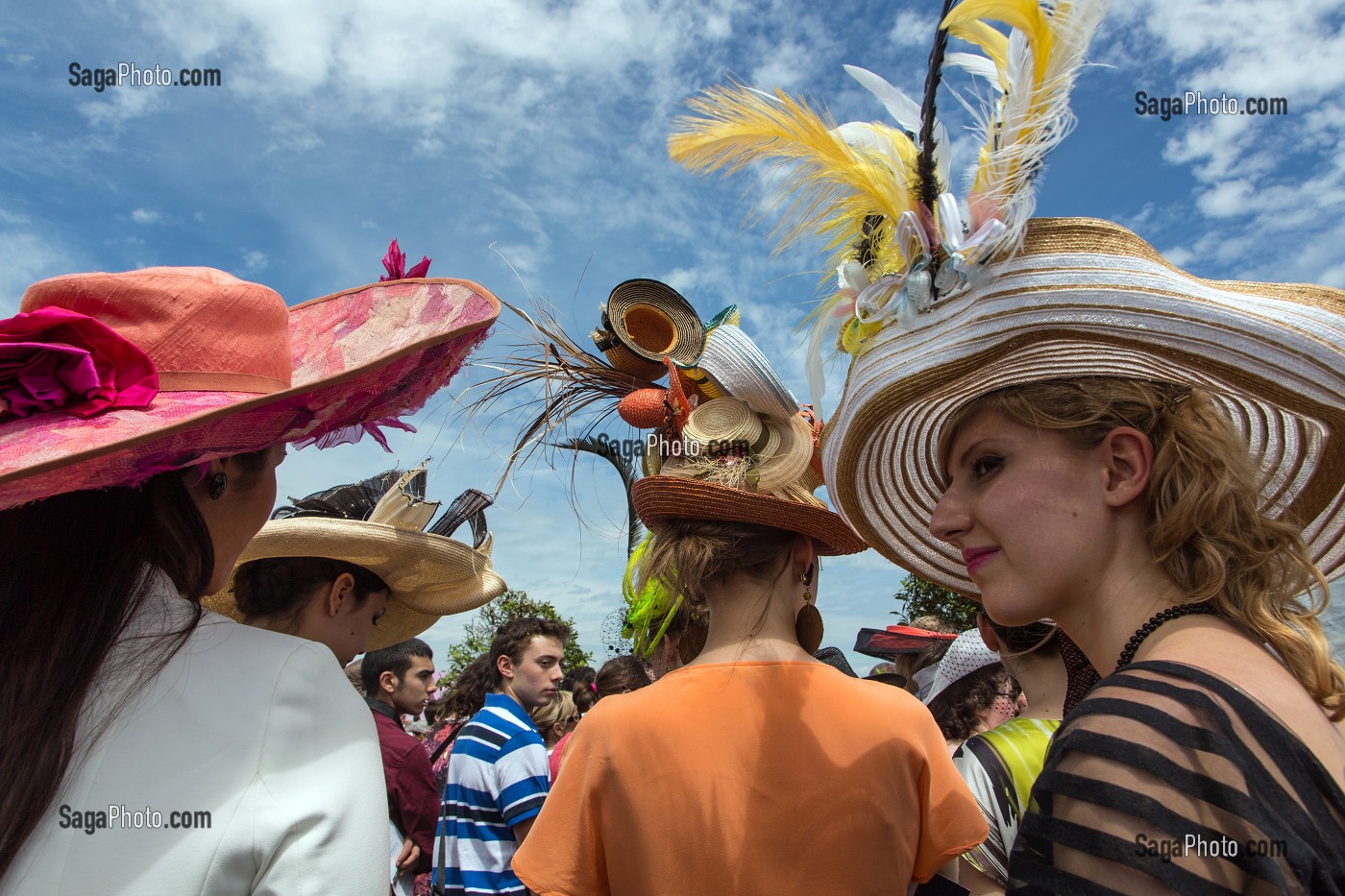 FEMMES CHICS ET ELEGANTES, COIFFEES DE CHAPEAUX, A L'OCCASION DU PRIX DE DIANE LONGINES 2013, HIPPODROME DE CHANTILLY, OISE (60), FRANCE 