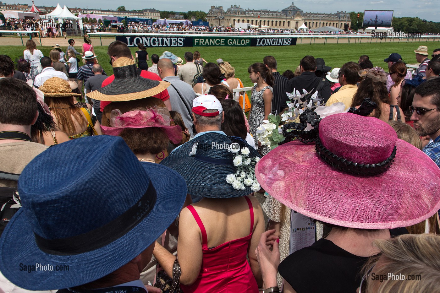 FEMMES CHICS ET ELEGANTES, COIFFEES DE CHAPEAUX, A L'OCCASION DU PRIX DE DIANE LONGINES 2013, HIPPODROME DE CHANTILLY, OISE (60), FRANCE 