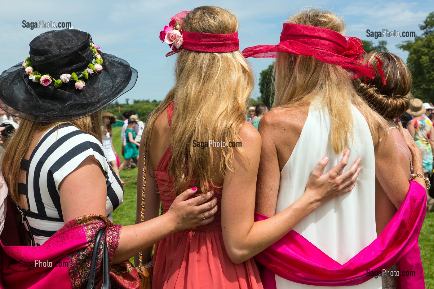 FEMMES CHICS ET ELEGANTES, COIFFEES DE CHAPEAUX, A L'OCCASION DU PRIX DE DIANE LONGINES 2013, HIPPODROME DE CHANTILLY, OISE (60), FRANCE 