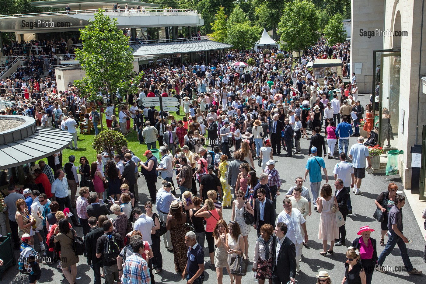 FOULE A L'HIPPODROME DE CHANTILLY A L'OCCASION DU PRIX DE DIANE LONGINES 2013, HIPPODROME DE CHANTILLY, OISE (60), FRANCE 