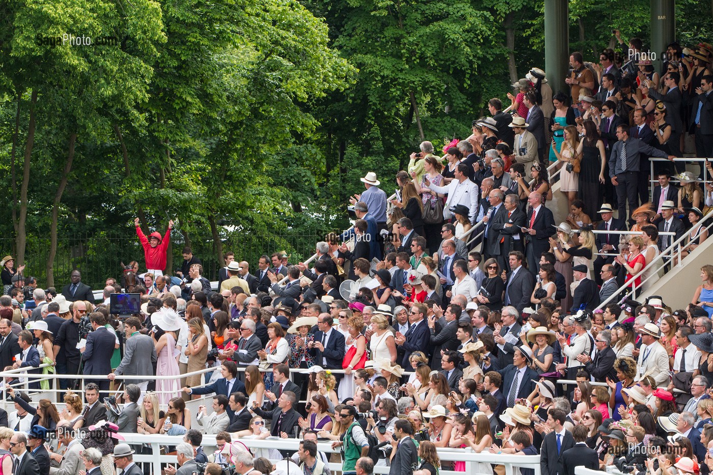ARRIVEE DE THIERRY JARNET, VAINQUEUR DU GRAND PRIX DE DIANE LONGINES 2013, DEVANT LA TRIBUNE VIP, HIPPODROME DE CHANTILLY, OISE (60), FRANCE 