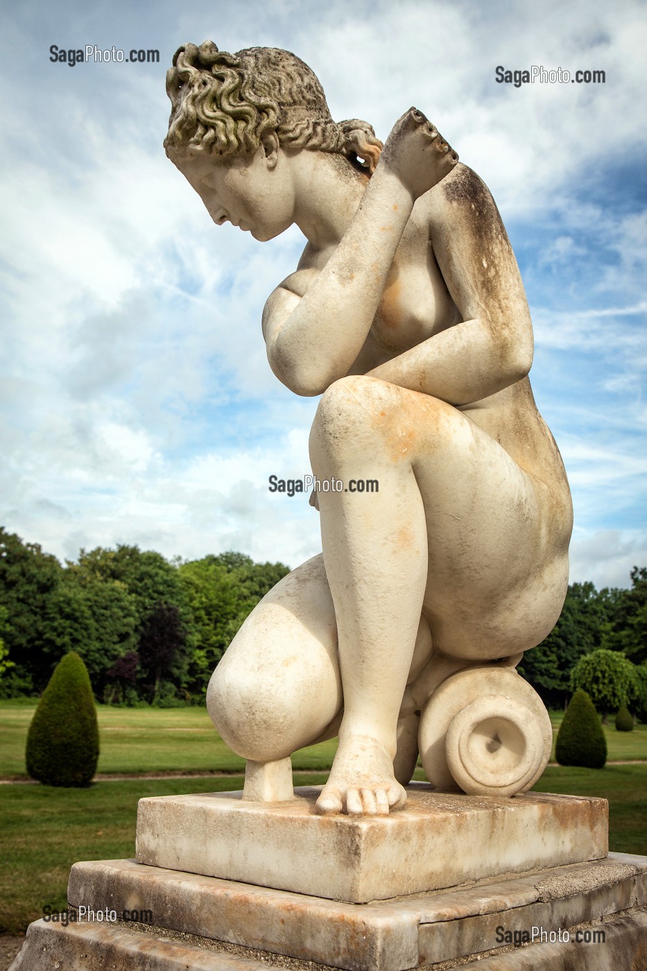 STATUE DE VENUS DATEE DU 18 EME SIECLE, DANS LE PARC DU MUSEE DE LA FONDATION JACQUEMART-ANDRE AMENAGE DANS LE CHATEAU, DOMAINE DE L'ABBAYE ROYALE DE CHAALIS, FONTAINE-CHAALIS, OISE (60), FRANCE 