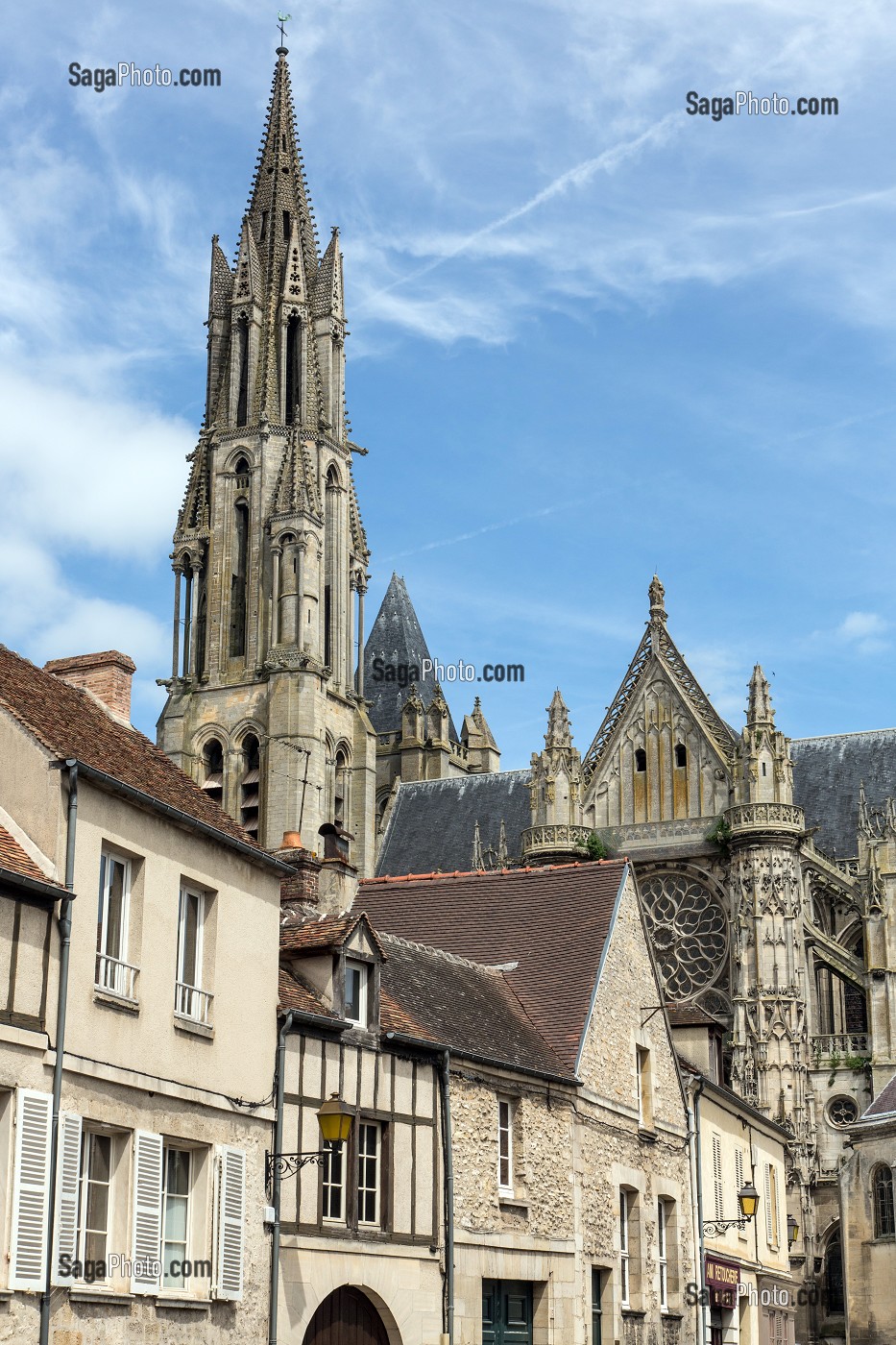 MAISONS ANCIENNES DEVANT LA CATHEDRALE GOTHIQUE NOTRE-DAME AVEC SA TOUR SUD DU 13EME SIECLE, SECTEUR SAUVEGARDE, QUARTIER HISTORIQUE DE SENLIS, OISE (60), FRANCE 