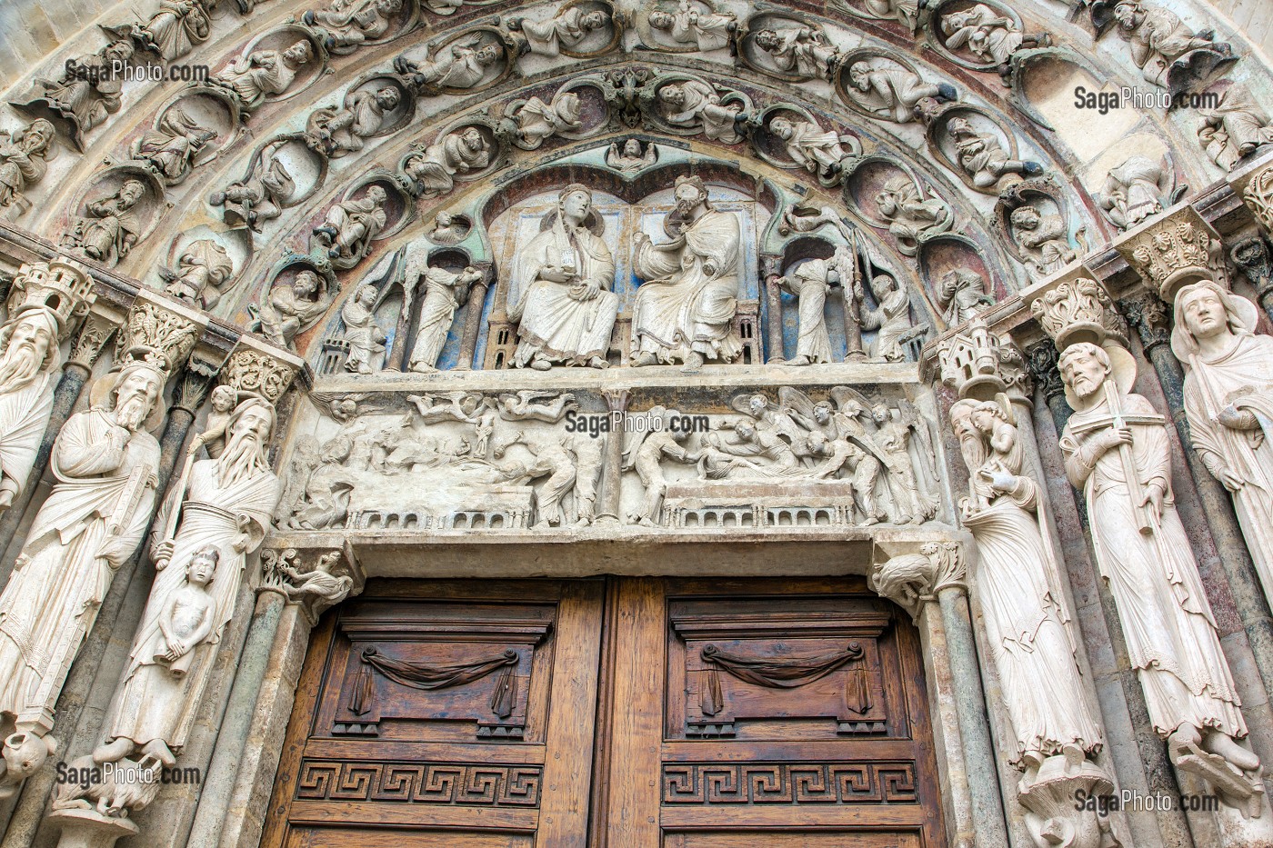 BAS-RELIEFS REPRESENTANT LA DORMITION, LA RESURRECTION ET LE COURONNEMENT DE LA VIERGE MARIE, DECOR DU PORTAIL CENTRAL DE LA FACADE SUD CONSERVANT UNE PARTIE DE SA POLYCHROMIE DU 12EME SIECLE, CHEF D'OEUVRE DE LA SCULPTURE GOTHIQUE, CATHEDRALE NOTRE-DAME, SENLIS, OISE (60), FRANCE 