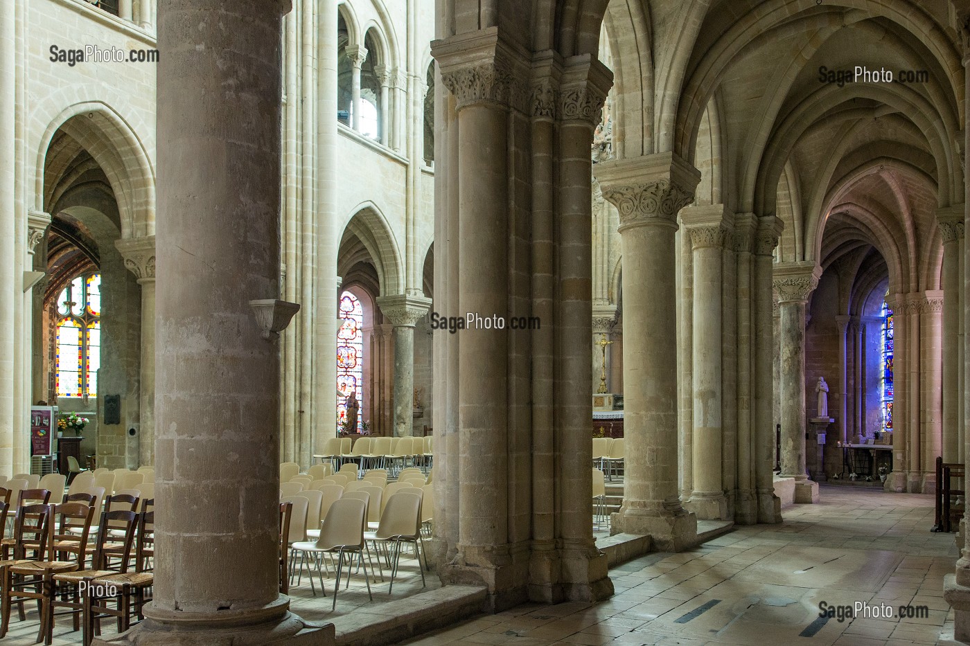 NEF LATERALE, INTERIEUR DE LA CATHEDRALE GOTHIQUE NOTRE-DAME, EDIFICE RELIGIEUX ELEVE AU 12EME SIECLE, SECTEUR SAUVEGARDE, QUARTIER HISTORIQUE DE SENLIS, OISE (60), FRANCE 