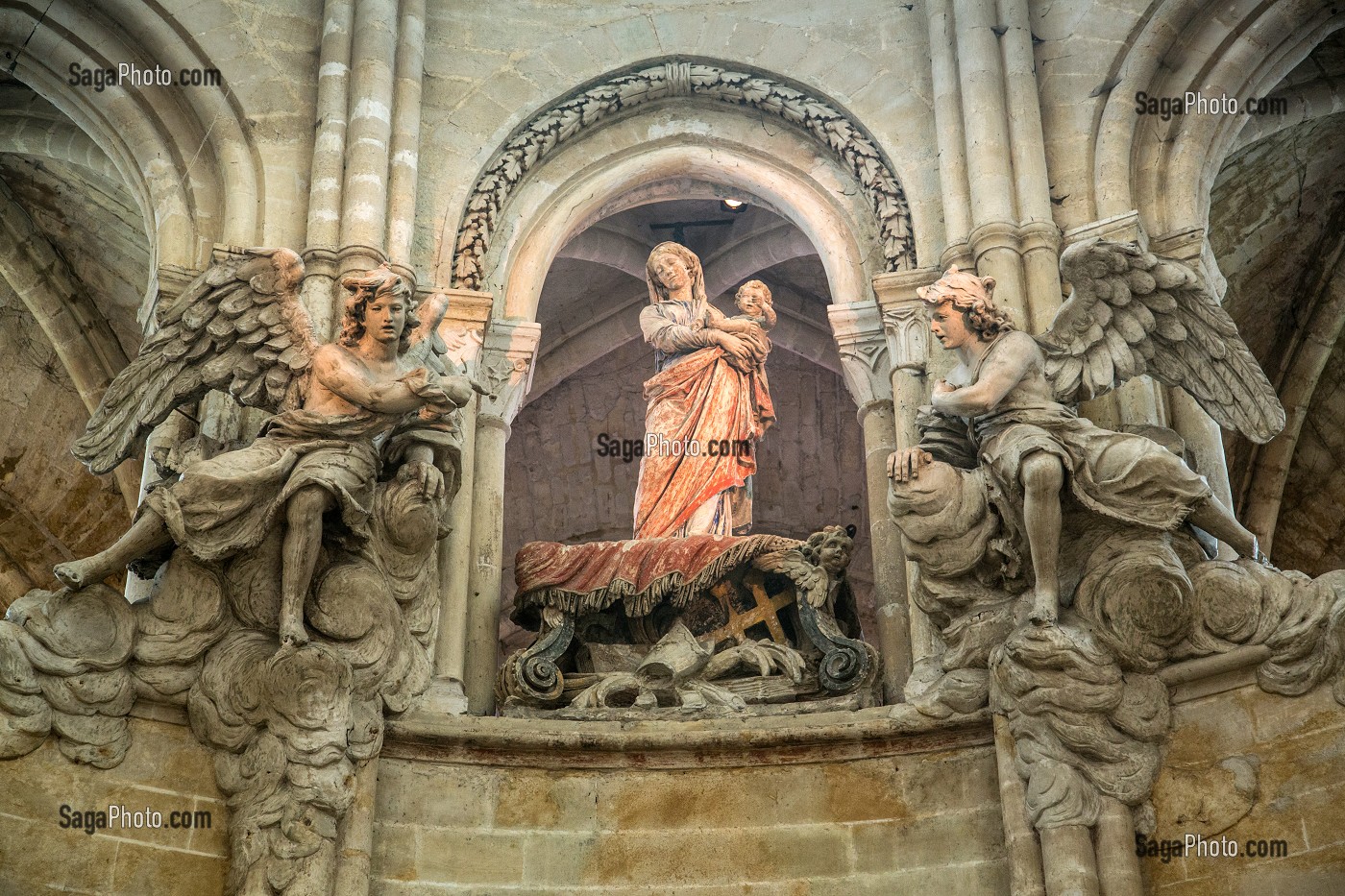 VIERGE A L'ENFANT, STATUE ENTOUREE DE DEUX ANGES, PLACEE AU 18 EME SIECLE AU BALCON DE LA TRIBUNE SURPLOMBANT LE MAITRE-AUTEL, INTERIEUR DE LA CATHEDRALE GOTHIQUE NOTRE-DAME, SECTEUR SAUVEGARDE, QUARTIER HISTORIQUE DE SENLIS, OISE (60), FRANCE 