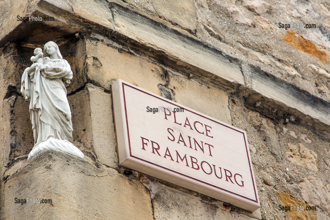 VIERGE A L'ENFANT, STATUETTE SITUEE A L'ANGLE D'UN BATIMENT, PLACE SAINT-FRAMBOURG, SECTEUR SAUVEGARDE, QUARTIER HISTORIQUE DE SENLIS, OISE (60), FRANCE 
