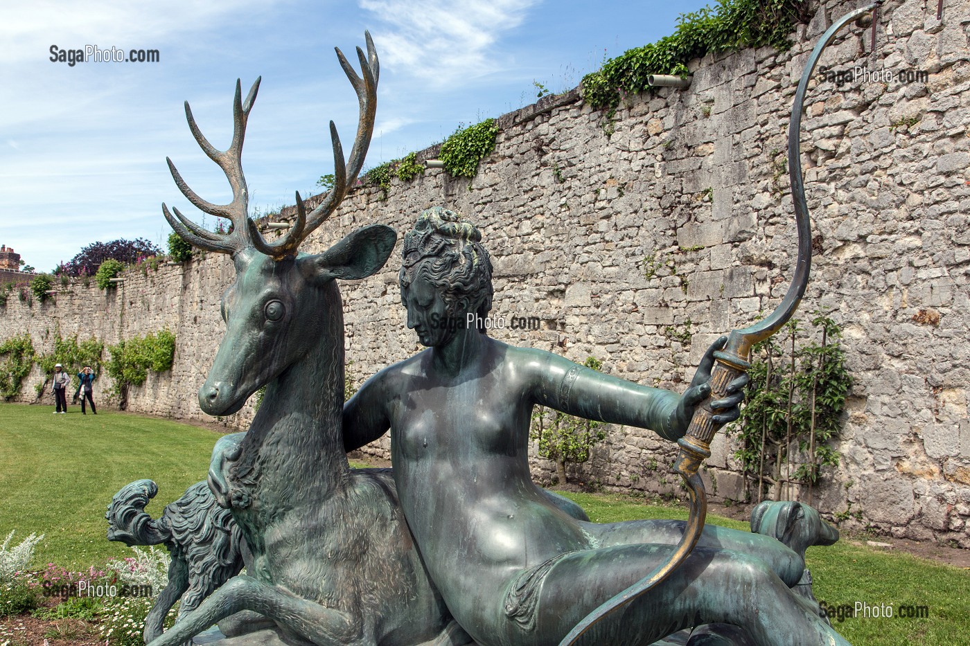 DIANE AU CERF, COPIE EN BRONZE DU 19EME SIECLE DE LA SCULPTURE DU CHATEAU D'ANET, ENTREE DU MUSEE DE LA VENERIE AMENAGE DES 1935 DANS L' ANCIEN PRIEURE SAINT-MAURICE, PARC DU CHATEAU ROYAL, SENLIS, OISE (60), FRANCE 