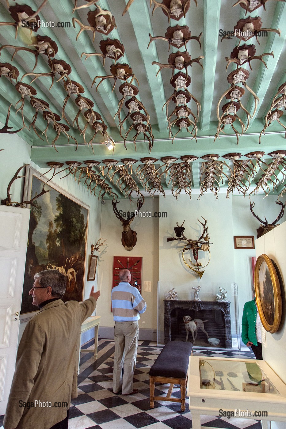 SALLE PRINCIPALE AVEC SES TABLEAUX ET TROPHEES DE CHASSE, MUSEE DE LA VENERIE AMENAGE DES 1935 DANS L’ANCIEN PRIEURE SAINT-MAURICE, PARC DU CHATEAU ROYAL, SENLIS, OISE (60), FRANCE 