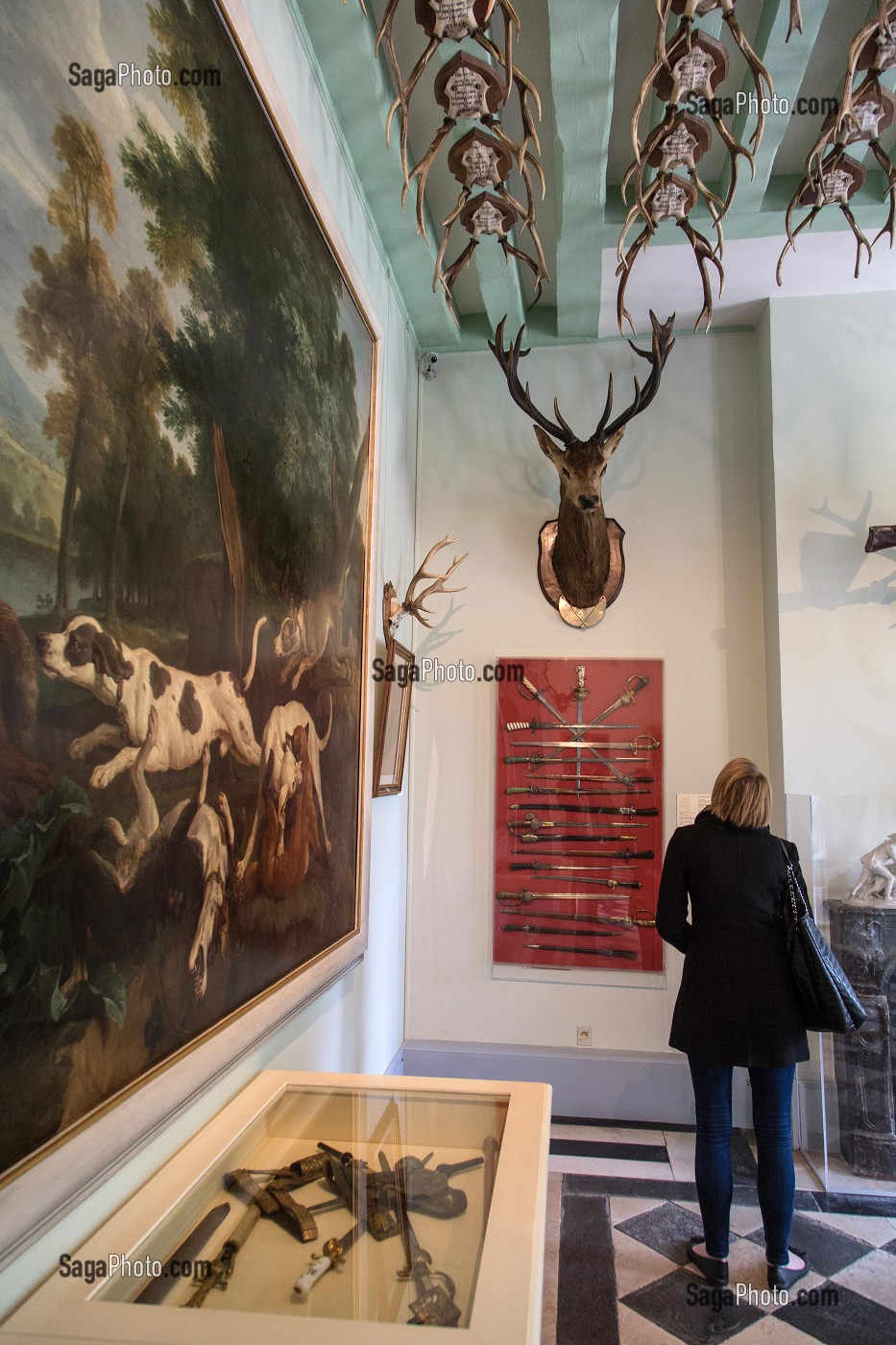 SALLE PRINCIPALE AVEC SES TABLEAUX ET TROPHEES DE CHASSE, MUSEE DE LA VENERIE AMENAGE DES 1935 DANS L'ANCIEN PRIEURE SAINT-MAURICE, PARC DU CHATEAU ROYAL, SENLIS, OISE (60), FRANCE 