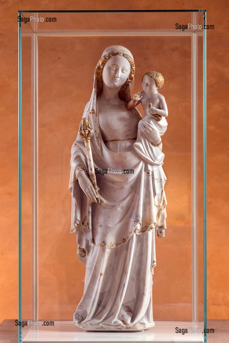VIERGE A L'ENFANT DITE VIERGE DE LA VICTOIRE, MARBRE BLANC REHAUSSE DE DORURE, MUSEE D'ART ET D'ARCHEOLOGIE DE LA VILLE AMENAGE DANS L'ANCIEN PALAIS EPISCOPAL, SENLIS, OISE (60), FRANCE 