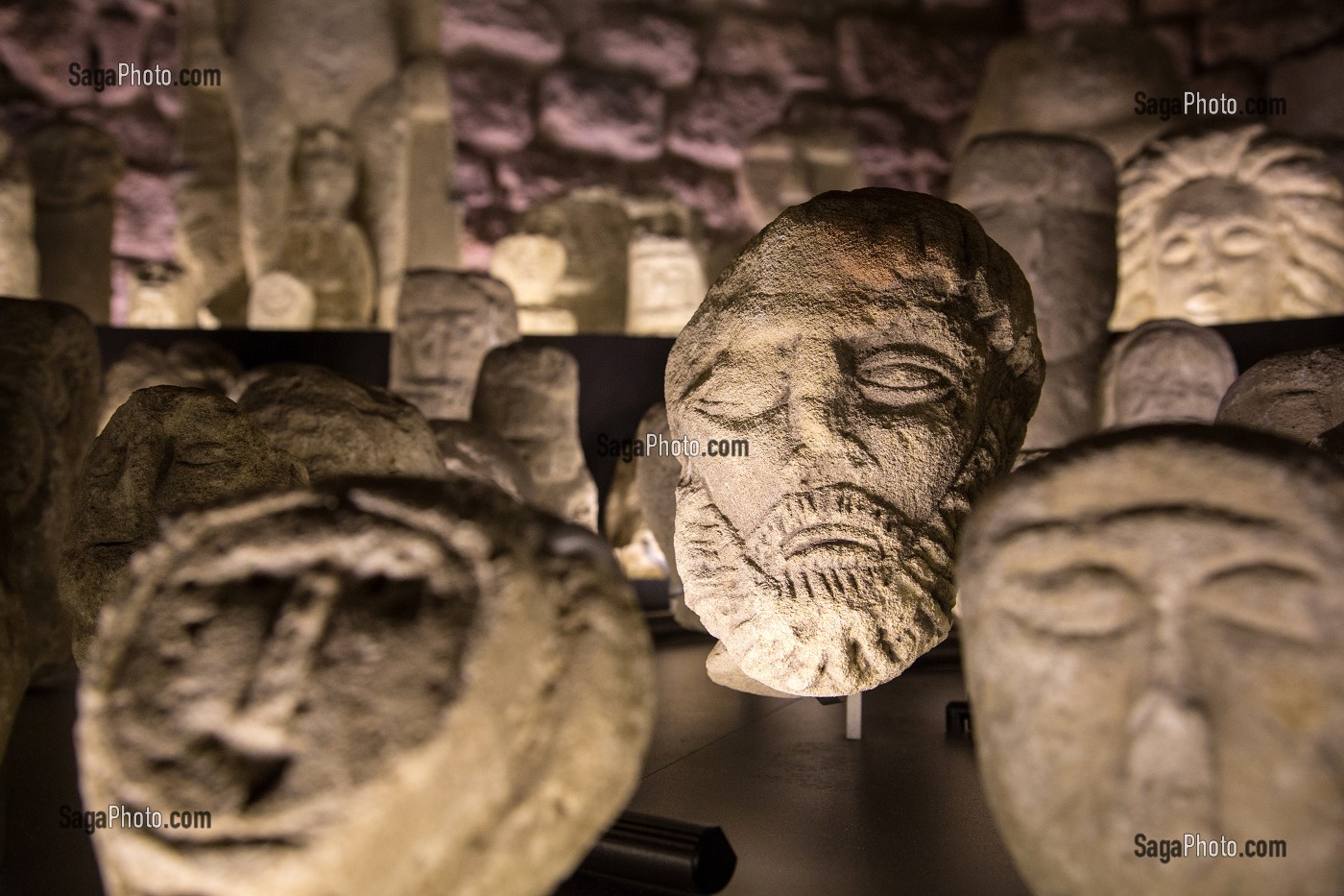 TETE D'HOMME BARBU, EX-VOTO DU TEMPLE GUERISON DE LA FORET D'HALATTE, MUSEE D'ART ET D'ARCHEOLOGIE DE LA VILLE AMENAGE DANS L'ANCIEN PALAIS EPISCOPAL, SENLIS, OISE (60), FRANCE 
